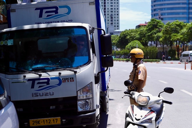 Bị CSGT xử lý vì dừng đỗ trước cổng bệnh viện, nhiều tài xế vẫn viện lý do quen thuộc- Ảnh 4.