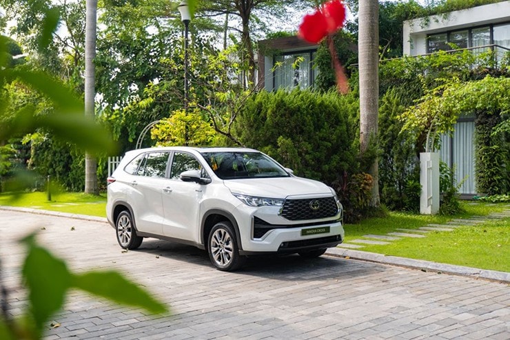Cận cảnh đầu xe Toyota Innova Cross 2026