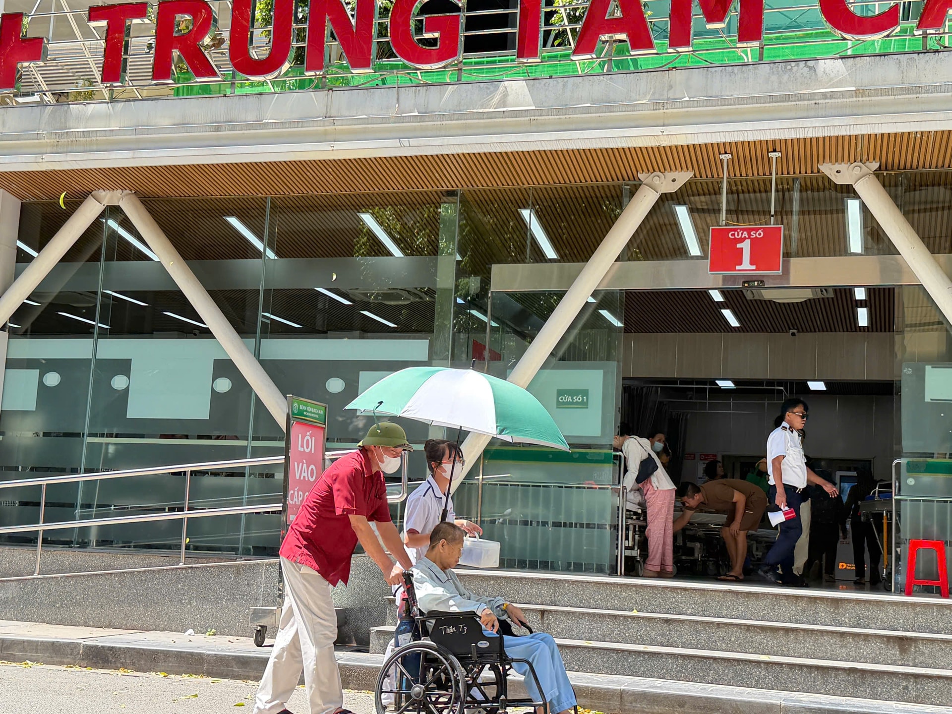 Nguy cơ say nắng, đột quỵ tăng cao: Bộ Y tế khuyến cáo khẩn mùa nắng nóng- Ảnh 1. Nguy cơ say nắng, đột quỵ tăng cao: Bộ Y tế khuyến cáo khẩn mùa nắng nóng- Ảnh 1.