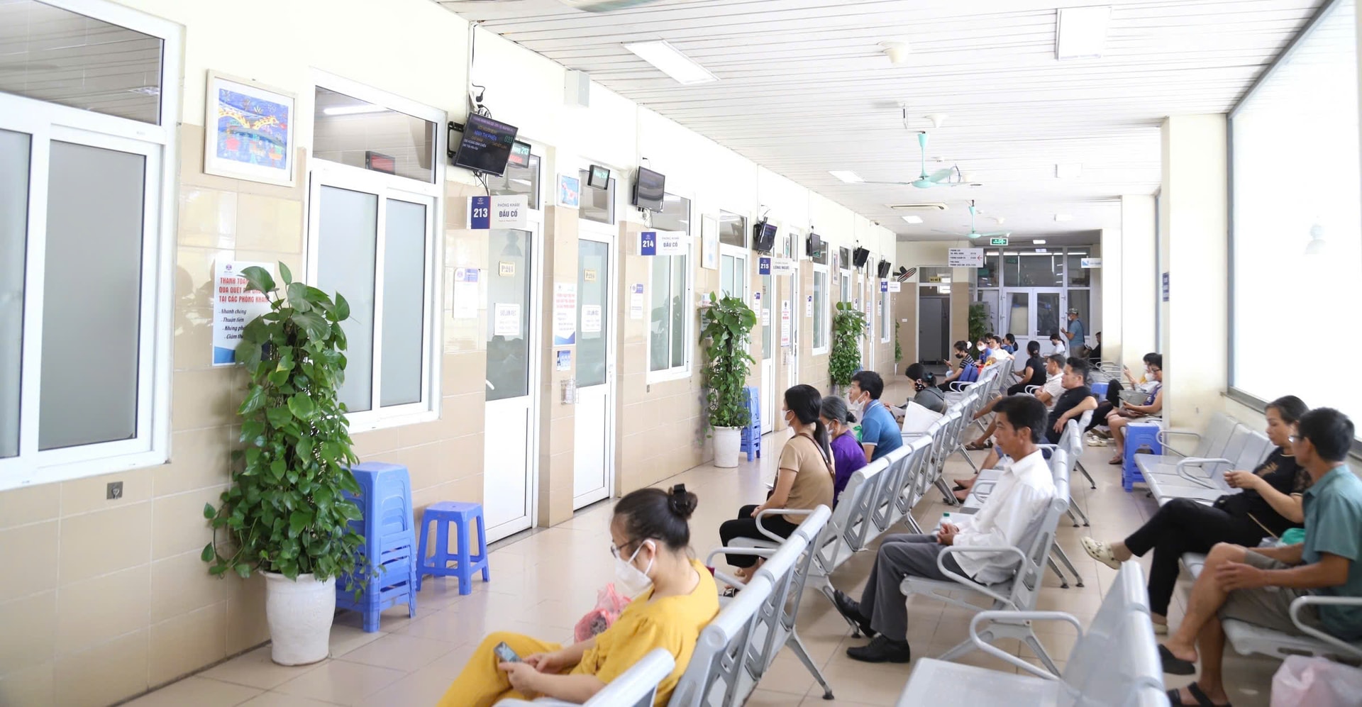Tăng bàn khám, mở cửa từ 5 giờ sáng... để giảm áp lực cho bệnh nhân ung thư ngày nắng nóng- Ảnh 1. Tăng bàn khám, mở cửa từ 5 giờ sáng... để giảm áp lực cho bệnh nhân ung thư ngày nắng nóng- Ảnh 1.