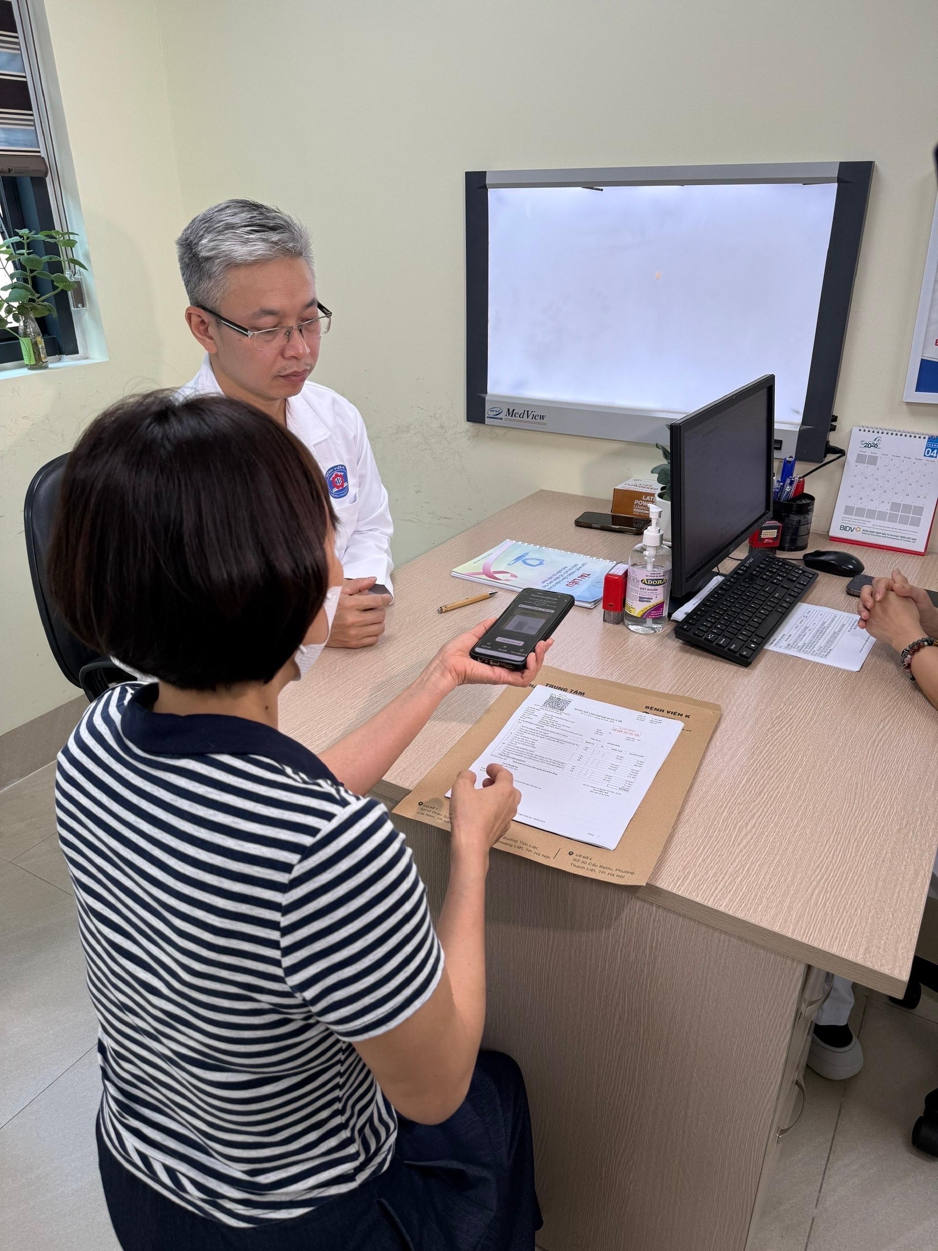 Tăng bàn khám, mở cửa từ 5 giờ sáng... để giảm áp lực cho bệnh nhân ung thư ngày nắng nóng- Ảnh 2. Tăng bàn khám, mở cửa từ 5 giờ sáng... để giảm áp lực cho bệnh nhân ung thư ngày nắng nóng- Ảnh 2.