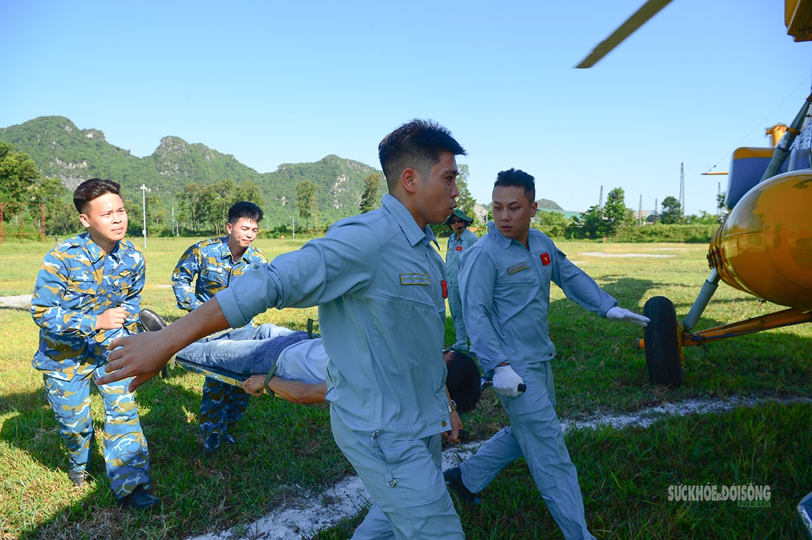 Quân y Không quân diễn tập cấp cứu, vận chuyển nạn nhân bằng trực thăng- Ảnh 11.