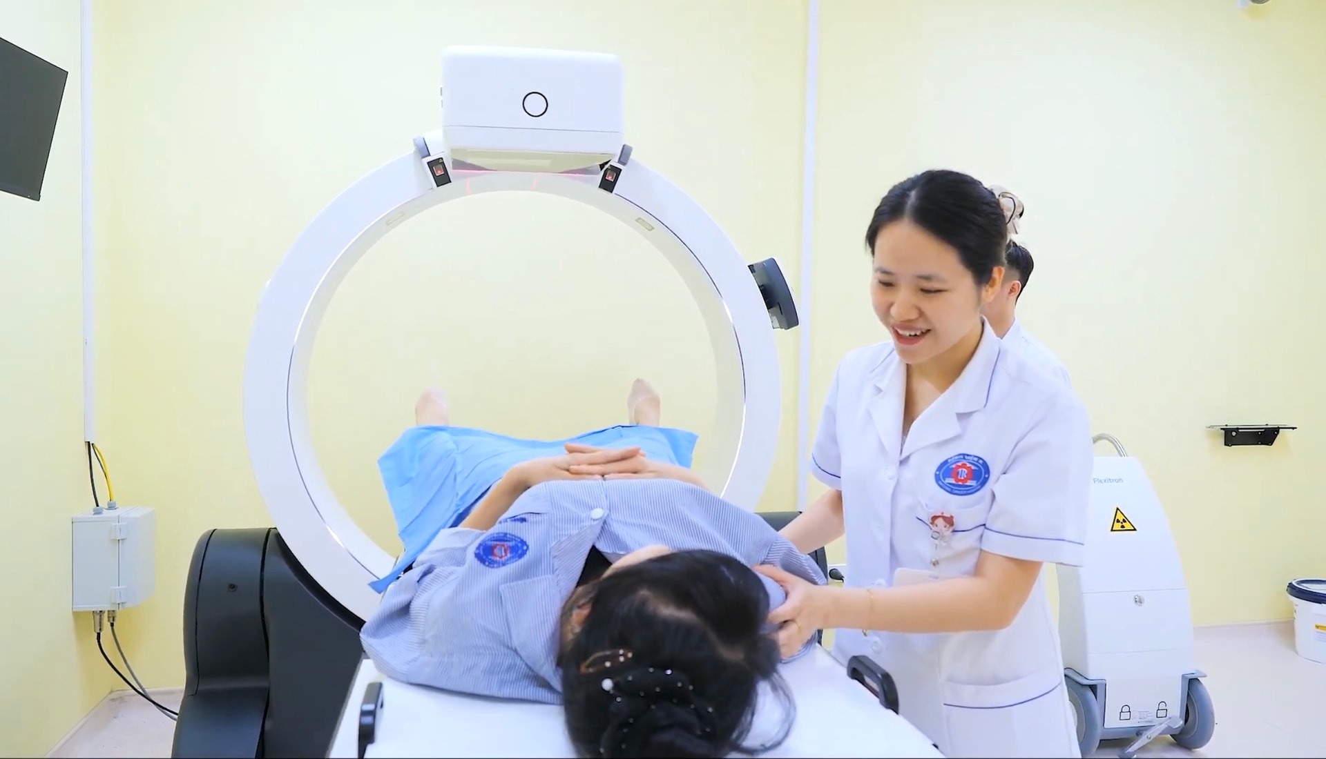 Tăng bàn khám, mở cửa từ 5 giờ sáng... để giảm áp lực cho bệnh nhân ung thư ngày nắng nóng- Ảnh 6. Tăng bàn khám, mở cửa từ 5 giờ sáng... để giảm áp lực cho bệnh nhân ung thư ngày nắng nóng- Ảnh 6.