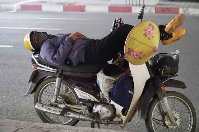 Người lao động vất vả mưu sinh dưới trời nóng 'đỉnh điểm'- Ảnh 2. Người lao động vất vả mưu sinh dưới trời nóng 'đỉnh điểm'- Ảnh 2.