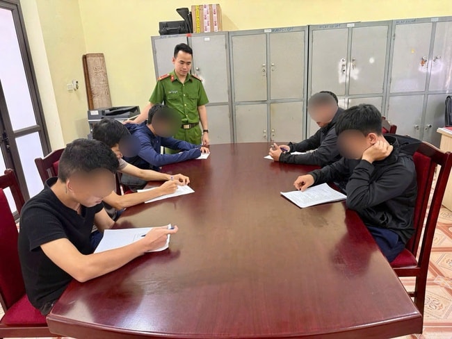 5 nhân viên kho hàng J&T Express đánh bạc trong giờ nghỉ- Ảnh 1. 5 nhân viên kho hàng J&T Express đánh bạc trong giờ nghỉ- Ảnh 1.