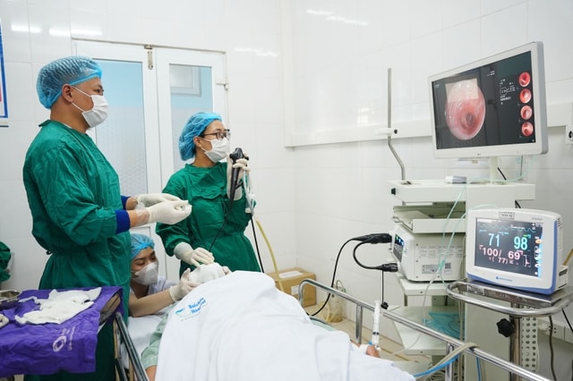 Gắp thành công dị vật phế quản ở vị trí hiếm gặp- Ảnh 1. Gắp thành công dị vật phế quản ở vị trí hiếm gặp- Ảnh 1.