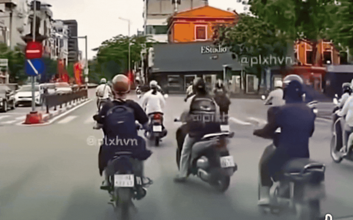 Cô gái phóng xe tạt đầu khiến loạt xe máy ngã liên hoàn giữa ngã tư - Ảnh 2. Cô gái phóng xe tạt đầu khiến loạt xe máy ngã liên hoàn giữa ngã tư - Ảnh 2.