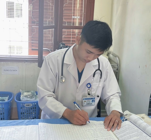 Giữa dòng thác xiết, sinh viên y giành giật sự sống cho bé trai đuối nước ngừng tuần hoàn- Ảnh 2.