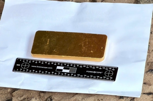 Bắt giữ đối tượng mang 1 kg vàng từ Campuchia về Việt Nam- Ảnh 2.