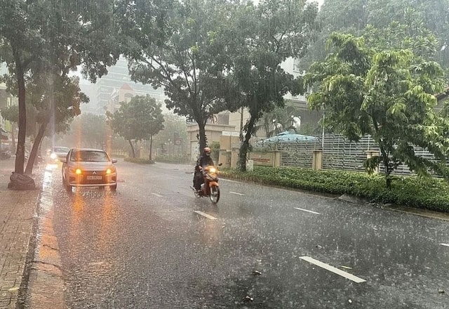 Cảnh báo sắp mưa dông kèm lốc sét khu vực nội thành Hà Nội- Ảnh 1. Cảnh báo sắp mưa dông kèm lốc sét khu vực nội thành Hà Nội- Ảnh 1.
