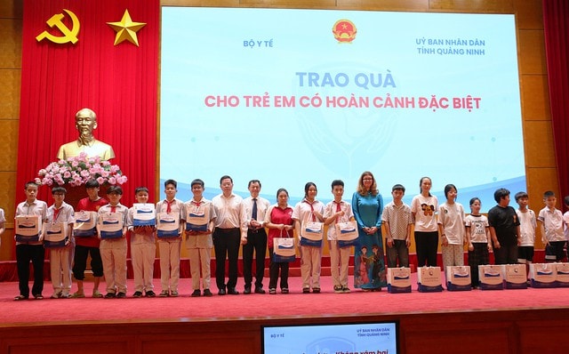 Phát động Tháng hành động vì trẻ em năm 2026: Chung tay xây dựng môi trường số an toàn cho trẻ- Ảnh 8. Phát động Tháng hành động vì trẻ em năm 2026: Chung tay xây dựng môi trường số an toàn cho trẻ- Ảnh 8.