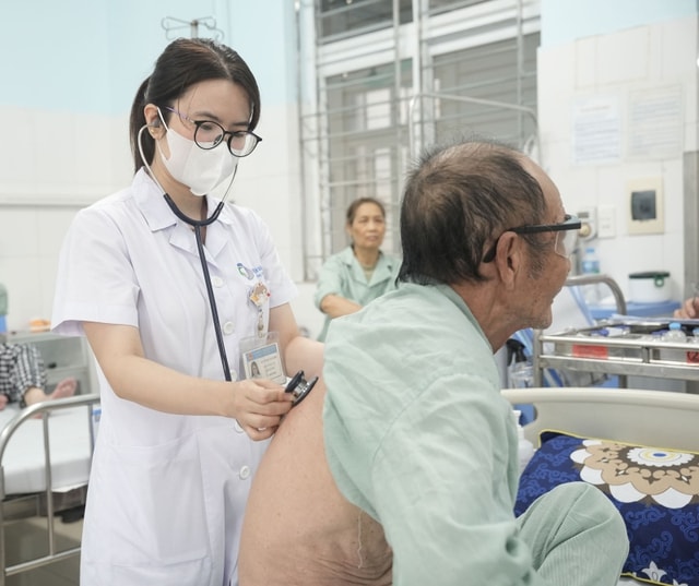 Gắp thành công dị vật phế quản ở vị trí hiếm gặp- Ảnh 2. Gắp thành công dị vật phế quản ở vị trí hiếm gặp- Ảnh 2.