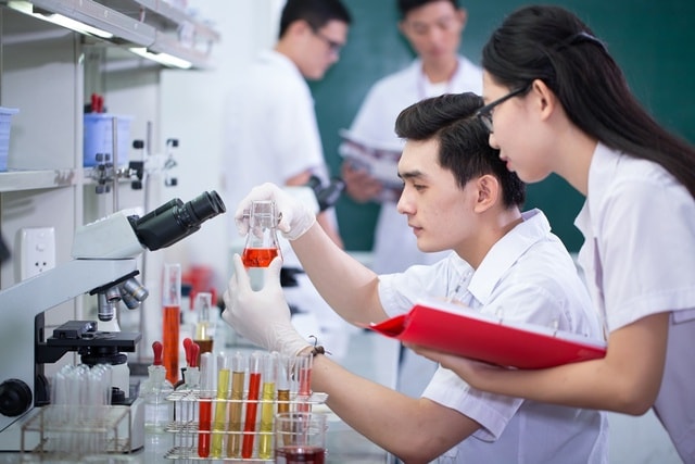 Bộ Nội vụ giải đáp về chính sách thu hút nhân tài với người có bằng tiến sĩ- Ảnh 1.