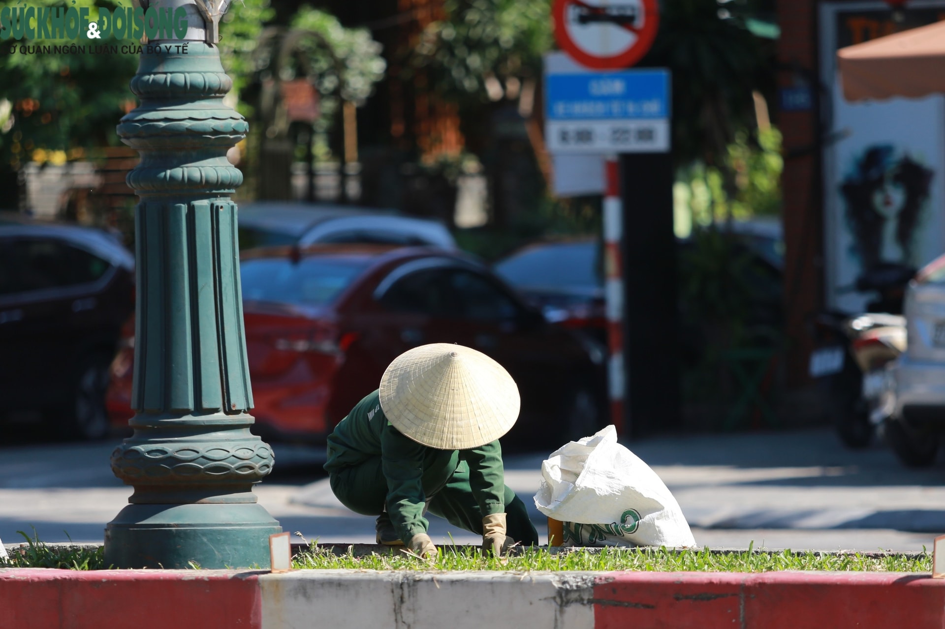 Người lao động oằn mình kiếm sống giữa nắng nóng cực điểm- Ảnh 1. Người lao động oằn mình kiếm sống giữa nắng nóng cực điểm- Ảnh 1.