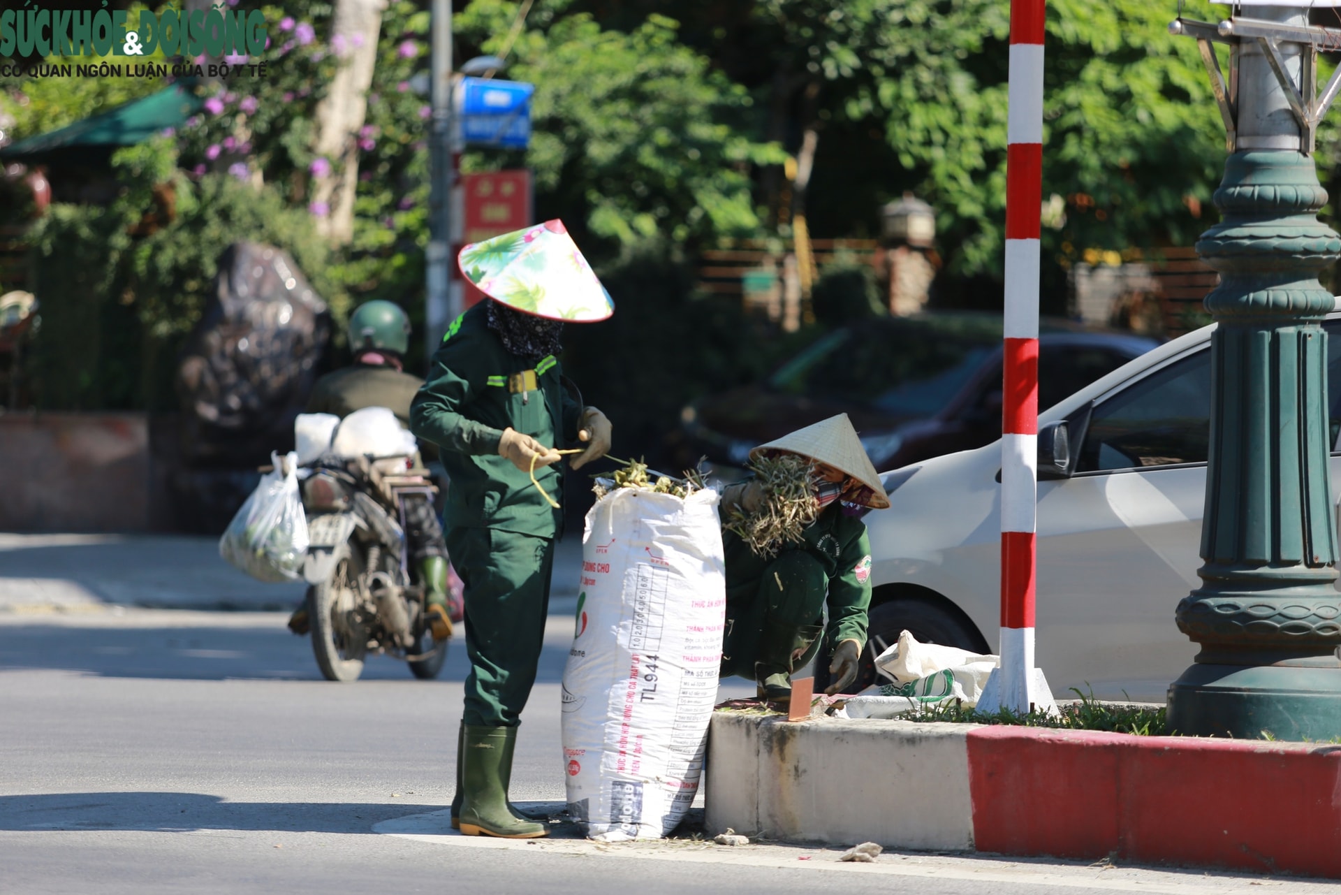 Người lao động oằn mình kiếm sống giữa nắng nóng cực điểm- Ảnh 2. Người lao động oằn mình kiếm sống giữa nắng nóng cực điểm- Ảnh 2.
