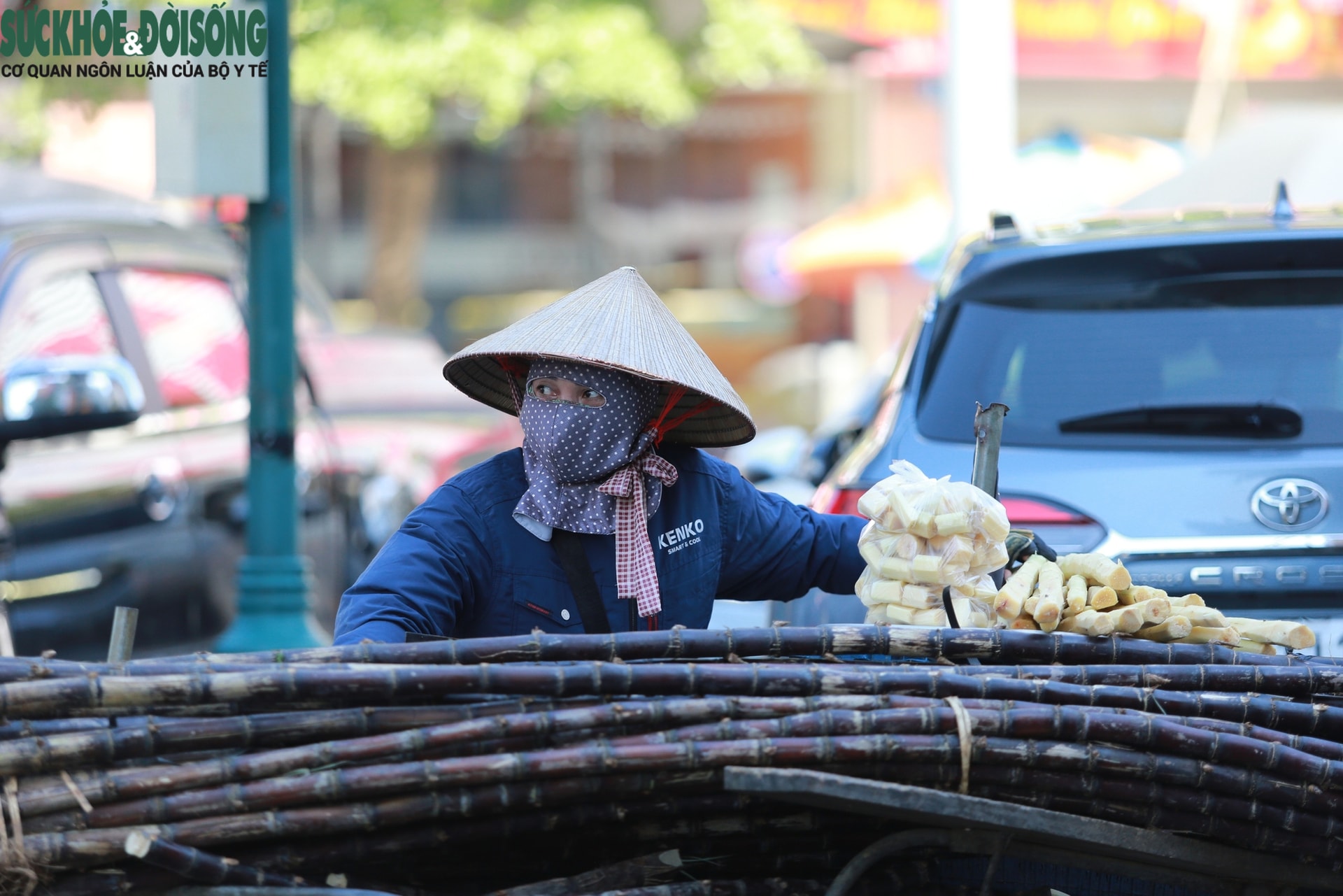 Người lao động oằn mình kiếm sống giữa nắng nóng cực điểm- Ảnh 3. Người lao động oằn mình kiếm sống giữa nắng nóng cực điểm- Ảnh 3.