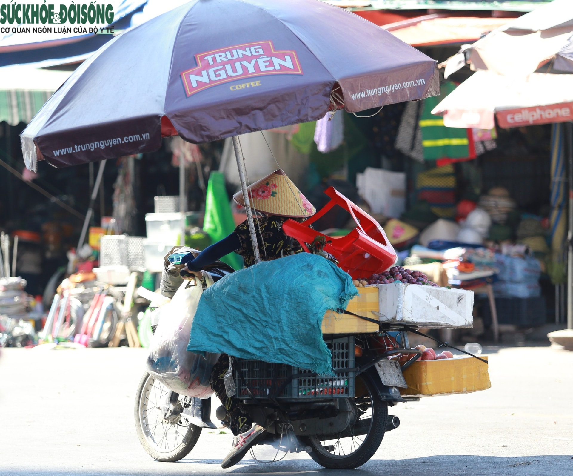 Người lao động oằn mình kiếm sống giữa nắng nóng cực điểm- Ảnh 6. Người lao động oằn mình kiếm sống giữa nắng nóng cực điểm- Ảnh 6.
