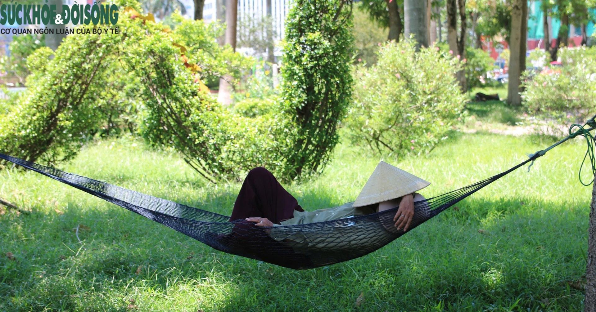 Người lao động oằn mình kiếm sống giữa nắng nóng cực điểm- Ảnh 10. Người lao động oằn mình kiếm sống giữa nắng nóng cực điểm- Ảnh 10.
