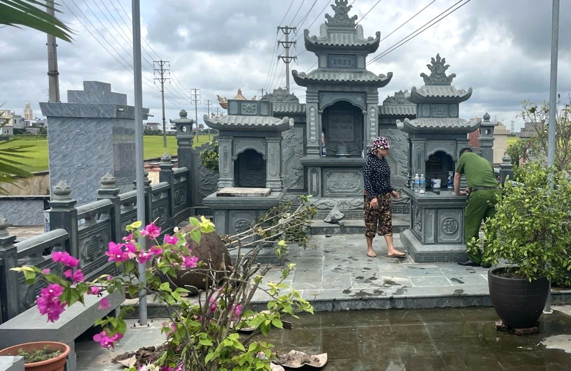 Gã đàn ông mắc bệnh tâm thần đập phá nhiều ngôi mộ ở nghĩa trang- Ảnh 1. Gã đàn ông mắc bệnh tâm thần đập phá nhiều ngôi mộ ở nghĩa trang- Ảnh 1.