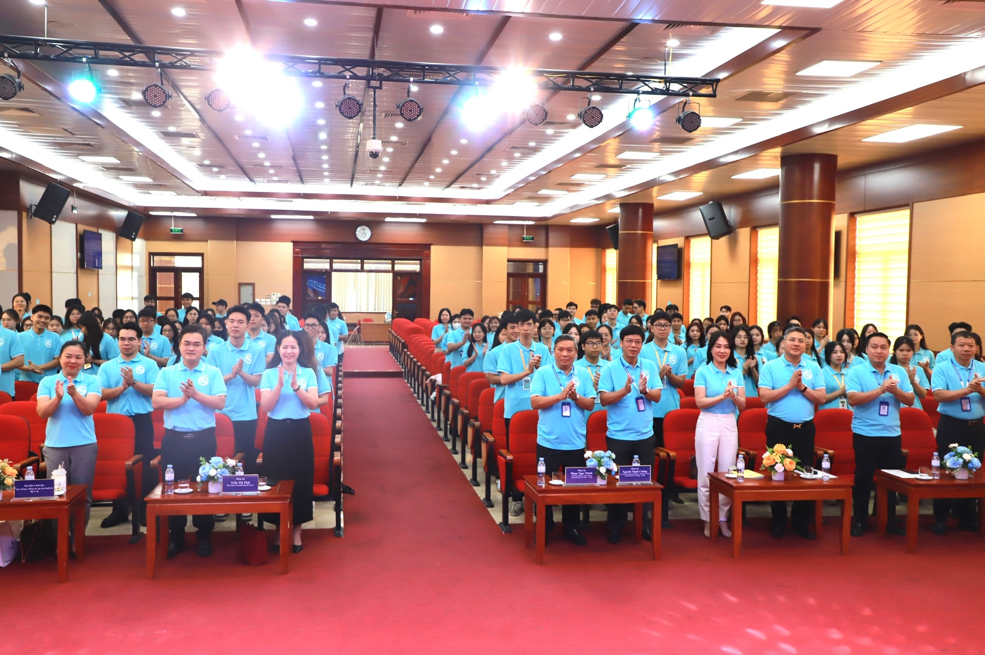 Bộ Nội vụ đề nghị cán bộ, công chức, viên chức, người lao động gương mẫu thực hiện nói không với thuốc lá- Ảnh 2.
