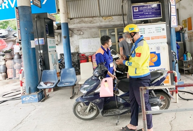 Giá xăng dầu đồng loạt giảm, RON95 giảm hơn 1.000 đồng/lít- Ảnh 1. Giá xăng dầu đồng loạt giảm, RON95 giảm hơn 1.000 đồng/lít- Ảnh 1.
