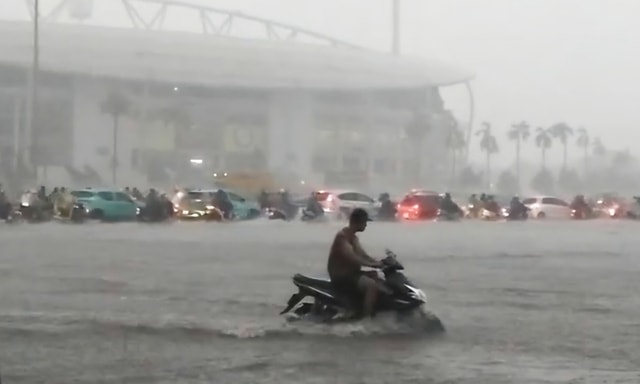 Quảng trường trước sân vận động Mỹ Đình và nhiều khu vực ở Hà Nội ngập nặng do mưa lớn- Ảnh 1. Quảng trường trước sân vận động Mỹ Đình và nhiều khu vực ở Hà Nội ngập nặng do mưa lớn- Ảnh 1.