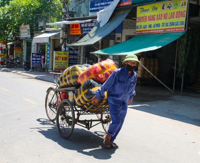 Người lao động oằn mình kiếm sống giữa nắng nóng cực điểm- Ảnh 5. Người lao động oằn mình kiếm sống giữa nắng nóng cực điểm- Ảnh 5.