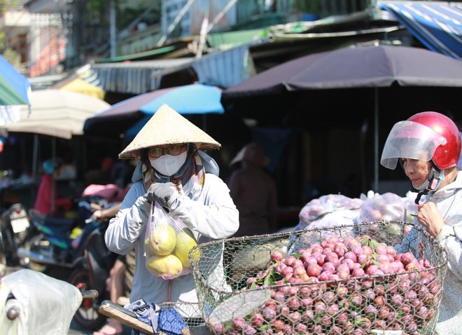 Người lao động oằn mình kiếm sống giữa nắng nóng cực điểm- Ảnh 8. Người lao động oằn mình kiếm sống giữa nắng nóng cực điểm- Ảnh 8.