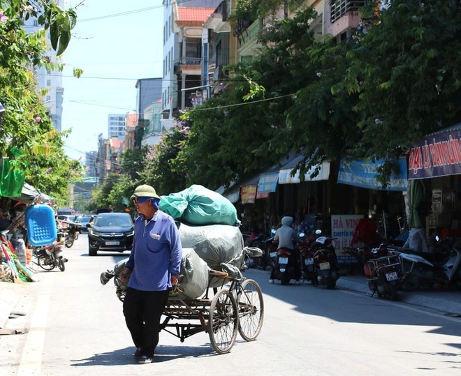 Người lao động oằn mình kiếm sống giữa nắng nóng cực điểm- Ảnh 4. Người lao động oằn mình kiếm sống giữa nắng nóng cực điểm- Ảnh 4.