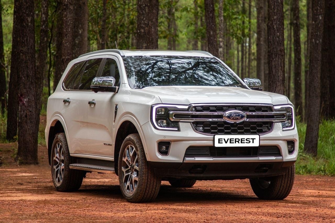 Ford Everest phiên bản máy xăng mới sở hữu khả năng vận hành êm ái.