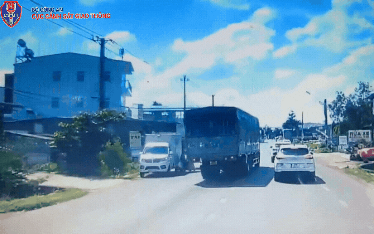 Nữ sinh lớp 9 tử vong sau pha xử lý sai lầm của tài xế xe tải- Ảnh 2.