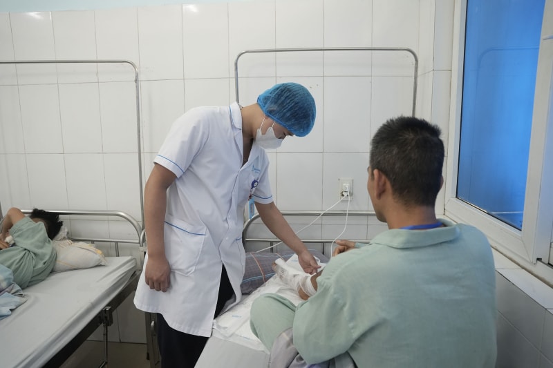 Người đàn ông mất nửa bàn chân do cưa bình khí bất ngờ phát nổ- Ảnh 2.