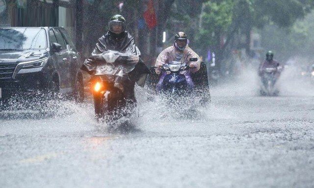Cảnh báo mưa kèm dông lốc tái diễn chiều nay- Ảnh 1.