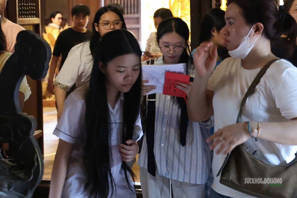 Sĩ tử về Văn Miếu cầu may trước kỳ thi vào lớp 10- Ảnh 4. Sĩ tử về Văn Miếu cầu may trước kỳ thi vào lớp 10- Ảnh 4.