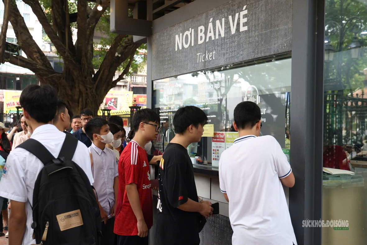 Sĩ tử về Văn Miếu cầu may trước kỳ thi vào lớp 10- Ảnh 10. Sĩ tử về Văn Miếu cầu may trước kỳ thi vào lớp 10- Ảnh 10.