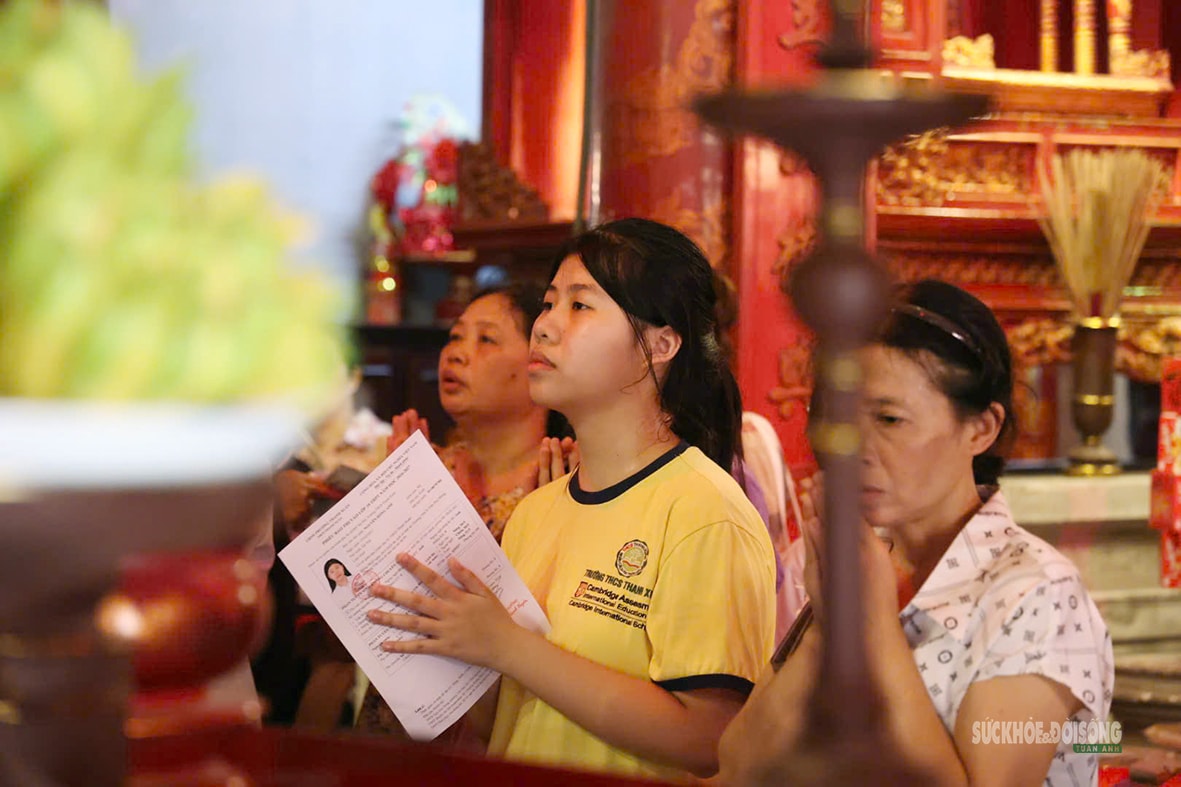 Sĩ tử về Văn Miếu cầu may trước kỳ thi vào lớp 10- Ảnh 2. Sĩ tử về Văn Miếu cầu may trước kỳ thi vào lớp 10- Ảnh 2.