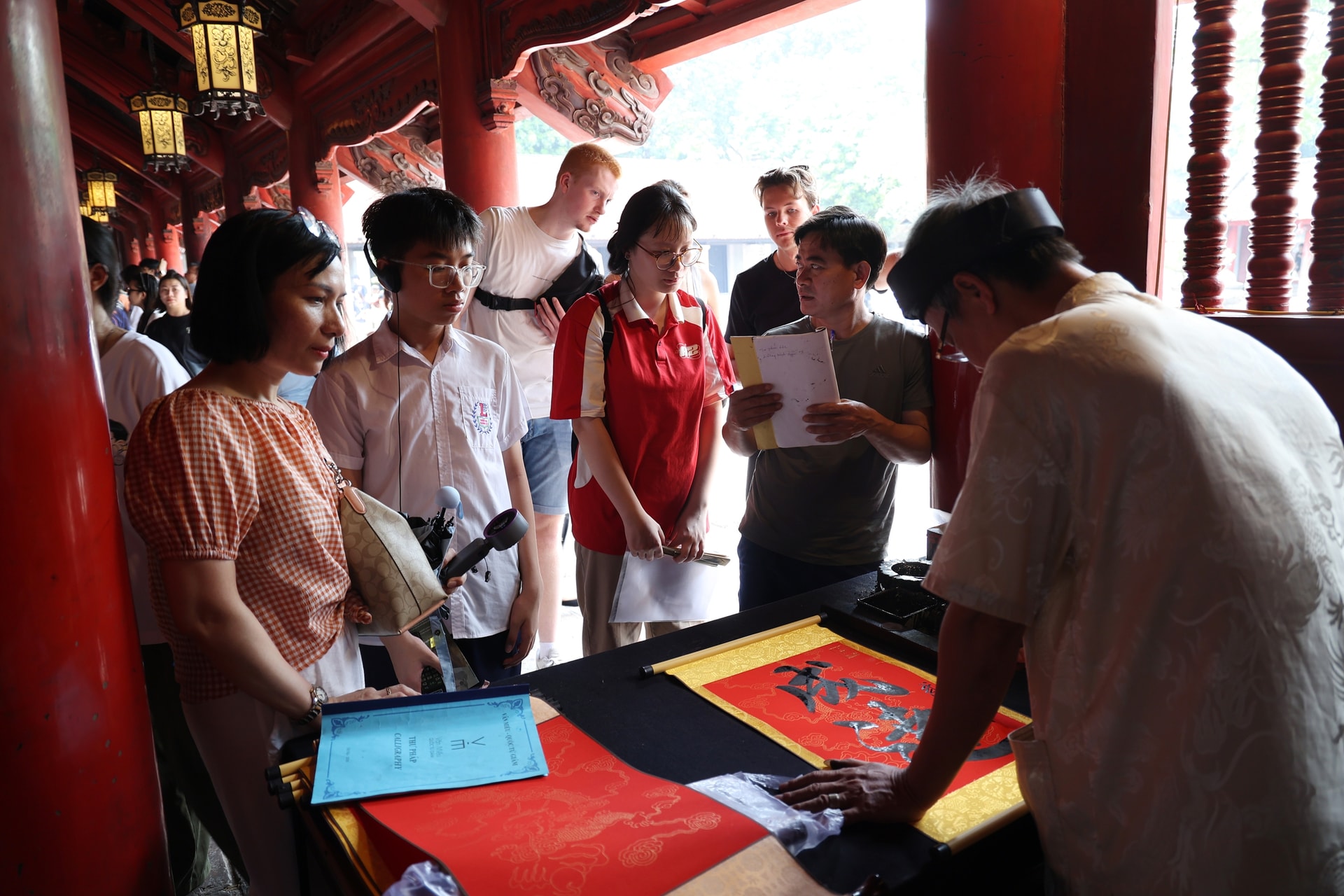 Sĩ tử về Văn Miếu cầu may trước kỳ thi vào lớp 10- Ảnh 3. Sĩ tử về Văn Miếu cầu may trước kỳ thi vào lớp 10- Ảnh 3.