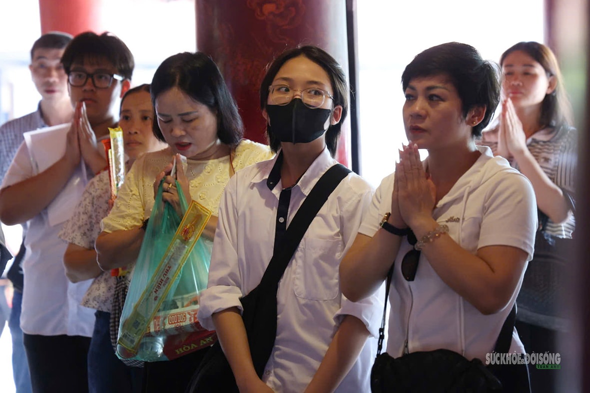 Sĩ tử về Văn Miếu cầu may trước kỳ thi vào lớp 10- Ảnh 8. Sĩ tử về Văn Miếu cầu may trước kỳ thi vào lớp 10- Ảnh 8.