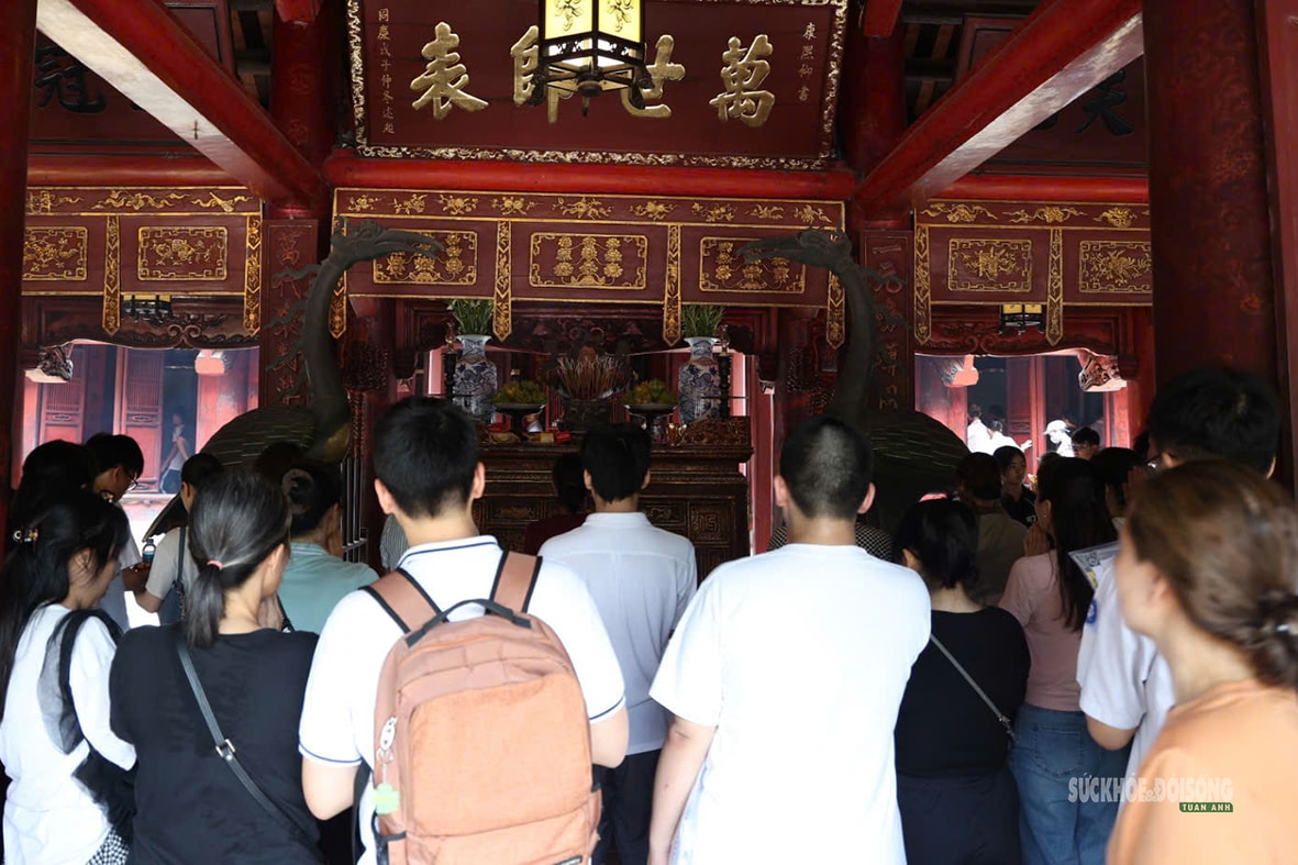 Sĩ tử về Văn Miếu cầu may trước kỳ thi vào lớp 10- Ảnh 7. Sĩ tử về Văn Miếu cầu may trước kỳ thi vào lớp 10- Ảnh 7.