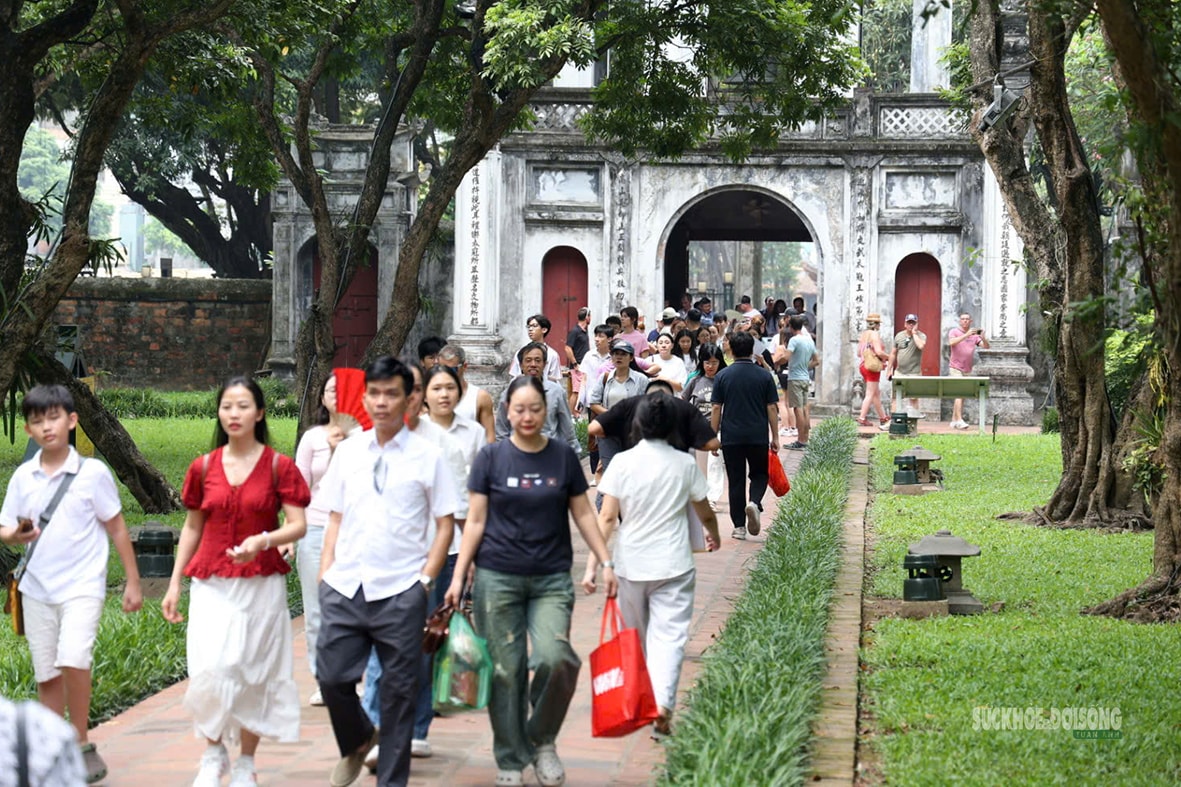 Sĩ tử về Văn Miếu cầu may trước kỳ thi vào lớp 10- Ảnh 1. Sĩ tử về Văn Miếu cầu may trước kỳ thi vào lớp 10- Ảnh 1.