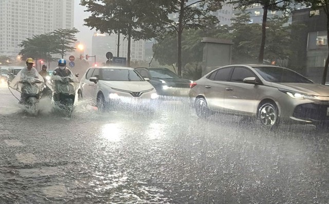Chiều nay Hà Nội tái diễn mưa dông, các tuyến phố có nguy cơ ngập?- Ảnh 1.