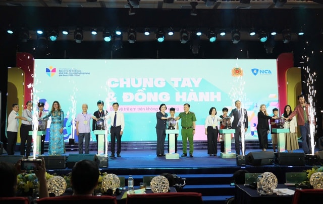 Phó Thủ tướng Phạm Thị Thanh Trà phát động chương trình bảo vệ trẻ em trên môi trường mạng- Ảnh 1. Phó Thủ tướng Phạm Thị Thanh Trà phát động chương trình bảo vệ trẻ em trên môi trường mạng- Ảnh 1.