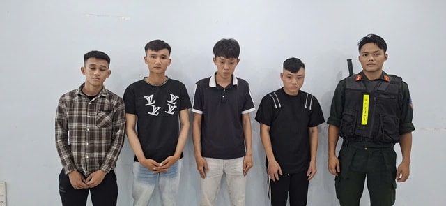 Khởi tố, bắt tạm giam 4 thanh niên dùng dao, vỏ chai bia đánh người gây thương tích- Ảnh 1.