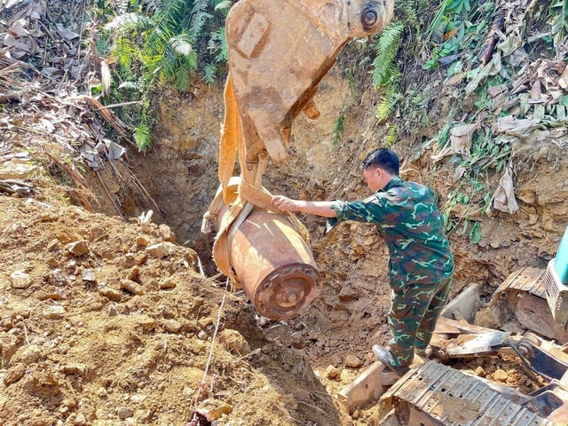 Tiêu hủy quả bom M117 sức công phá lớn còn sót lại sau chiến tranh ở Lào Cai- Ảnh 1. Tiêu hủy quả bom M117 sức công phá lớn còn sót lại sau chiến tranh ở Lào Cai- Ảnh 1.