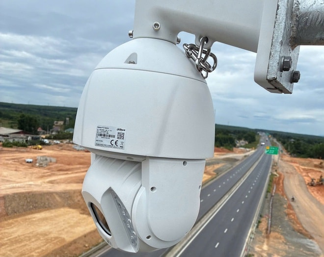 78 camera AI trên cao tốc Vạn Ninh - Cam Lộ đang được lắp đặt thế nào?- Ảnh 2. 78 camera AI trên cao tốc Vạn Ninh - Cam Lộ đang được lắp đặt thế nào?- Ảnh 2.