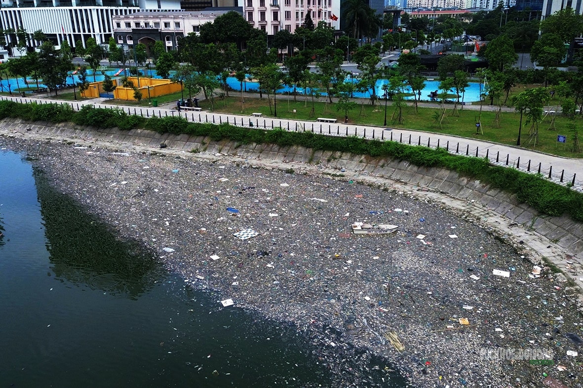 Cá chết dạt kín góc hồ điều hòa trăm tỷ ở Hà Nội- Ảnh 4.