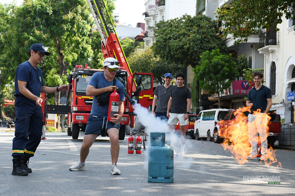 Khách nước ngoài thích thú làm lính cứu hỏa giữa phố đi bộ Hồ Gươm- Ảnh 9.