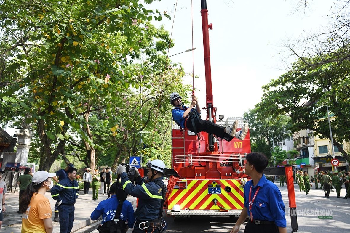 Khách nước ngoài thích thú làm lính cứu hỏa giữa phố đi bộ Hồ Gươm- Ảnh 7.
