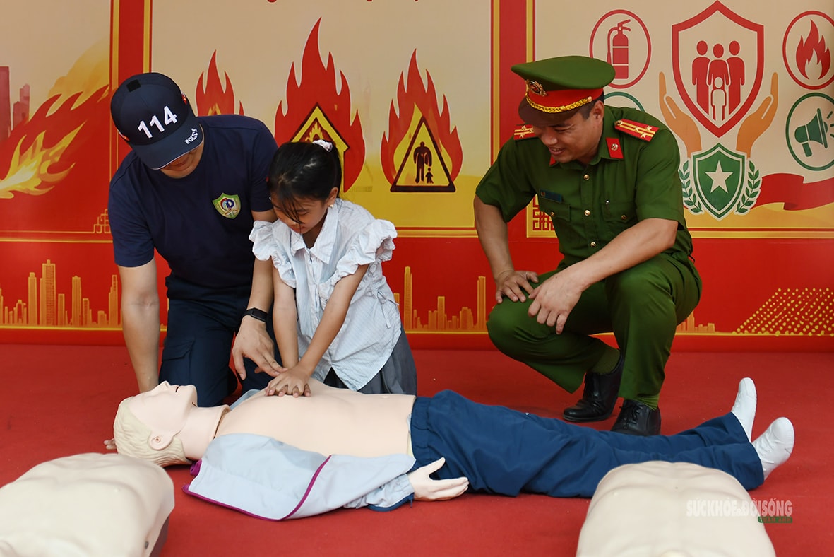 Khách nước ngoài thích thú làm lính cứu hỏa giữa phố đi bộ Hồ Gươm- Ảnh 6.