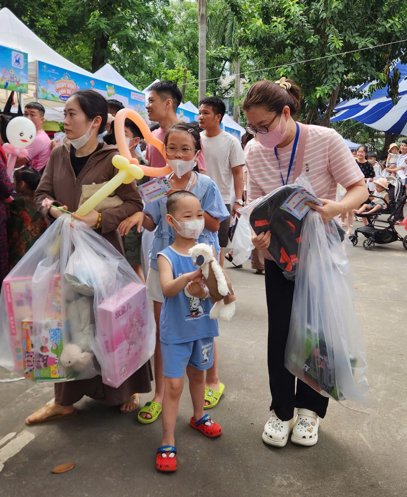 Mang Tết Thiếu nhi đủ đầy đến với những em nhỏ đang điều trị trong bệnh viện- Ảnh 8. Mang Tết Thiếu nhi đủ đầy đến với những em nhỏ đang điều trị trong bệnh viện- Ảnh 8.